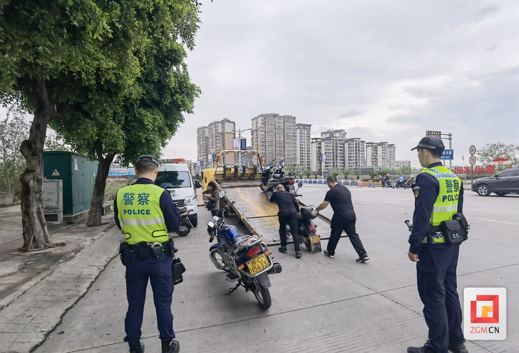 荣县：加强二、三轮摩托车秩序整治 促进交通环境持续向好-1.jpg