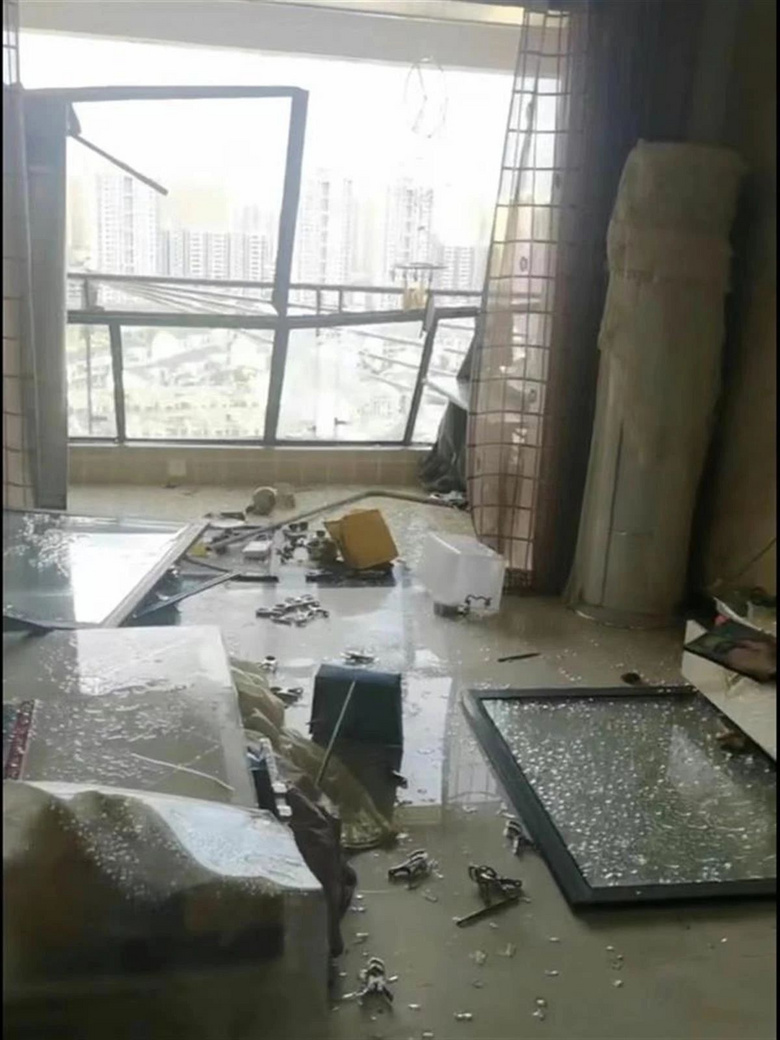 “祖孙俩连人带床垫被风卷下20楼！”凌晨突发狂风，三人坠楼身亡-7.jpg