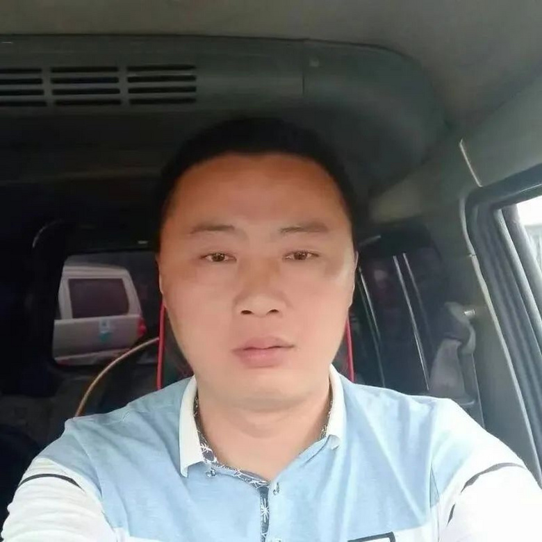 惊险！半夜11点，6个月大婴儿独自爬上大街-2.jpg