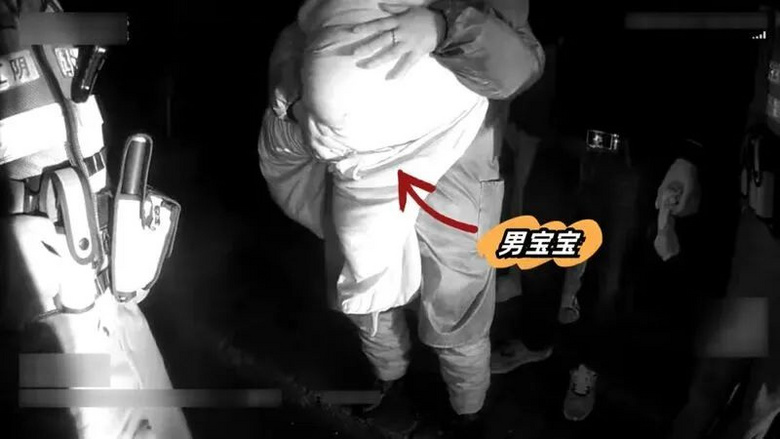 惊险！半夜11点，6个月大婴儿独自爬上大街-1.jpg