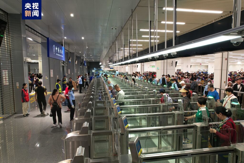 超100万人次！港珠澳大桥“人车两旺” 自驾“北上”成主流-2.jpg