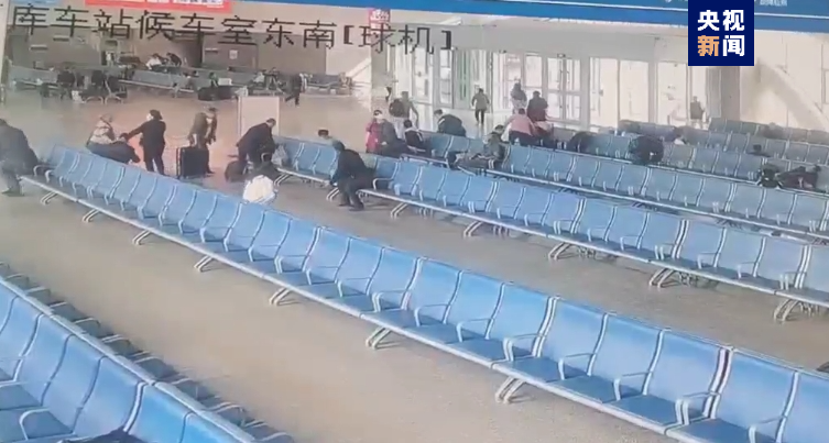 受地震影响 喀什至成都西K454次旅客列车停轮-1.png