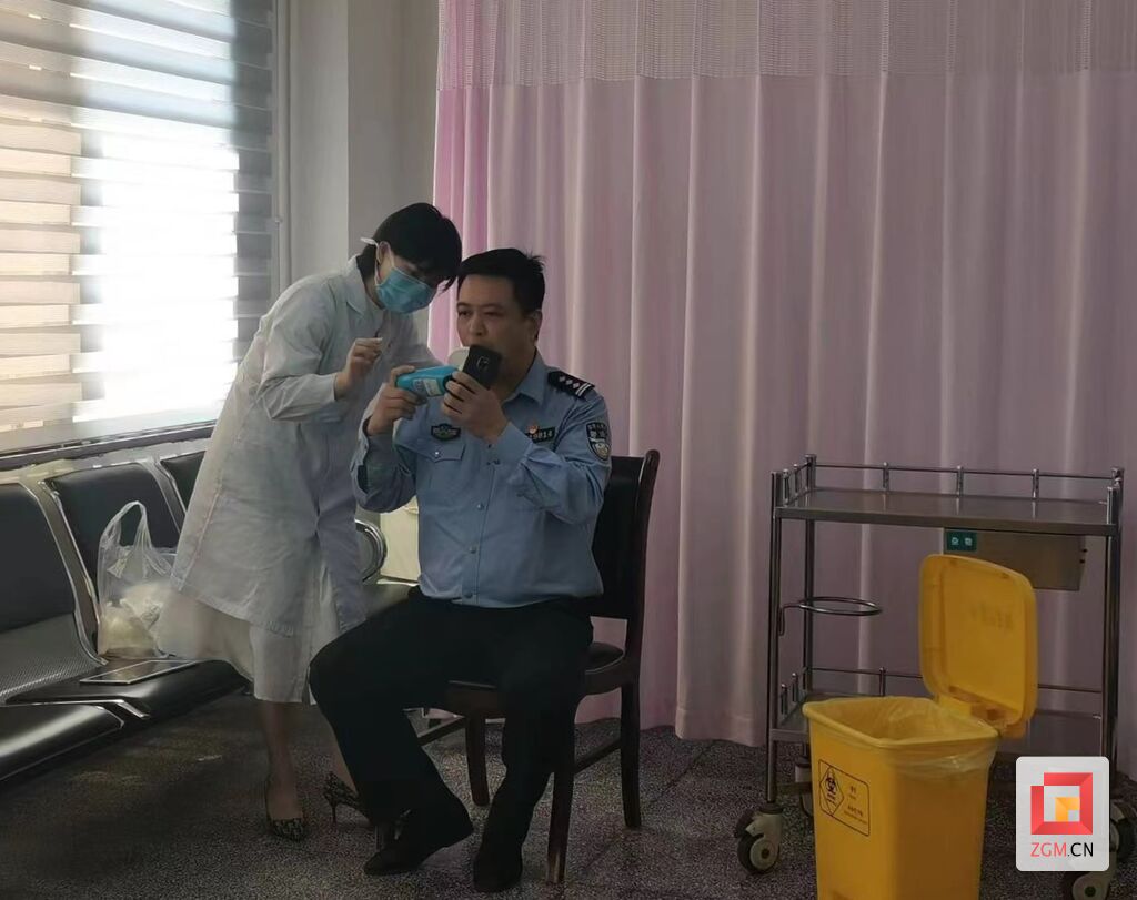 “呼吸健康万人筛查-自贡站”公益项目授牌及捐赠仪式举行-2.jpg