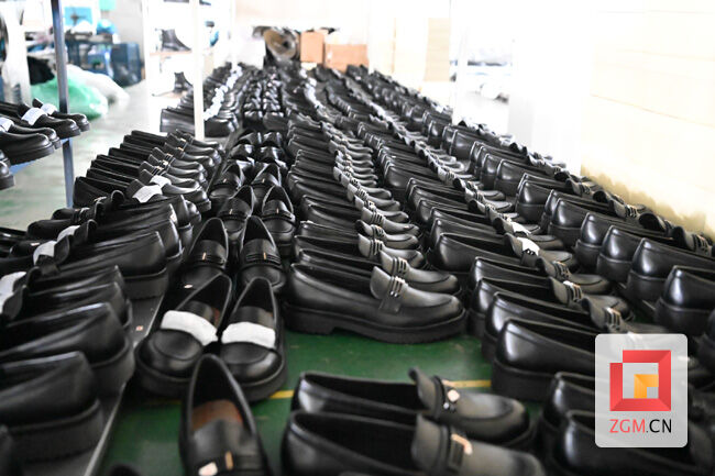 自贡俊鸿：收下120万双订单 700名工人三班倒造鞋-2.jpg