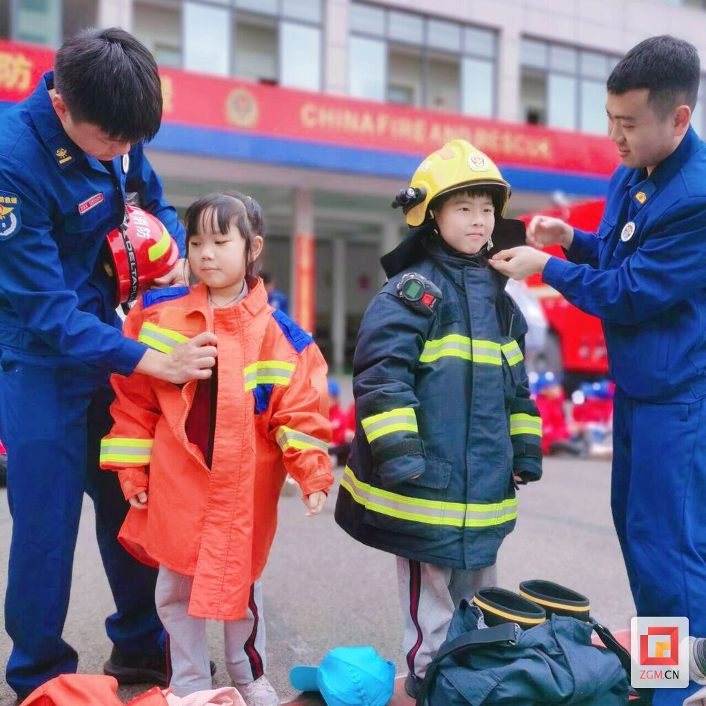 东方小学：“童”行消防站 致敬火焰蓝-1.jpg