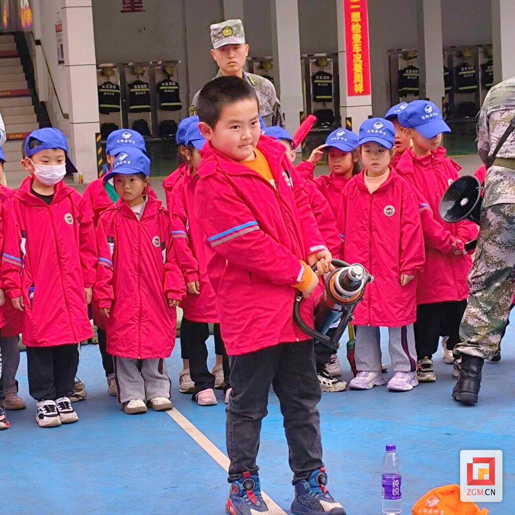 东方小学：“童”行消防站 致敬火焰蓝-2.jpg
