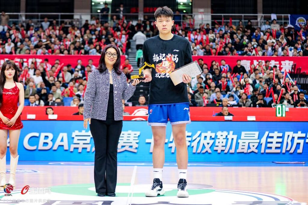 杨瀚森收获CBA联赛年度最佳防守球员奖杯-2.jpeg