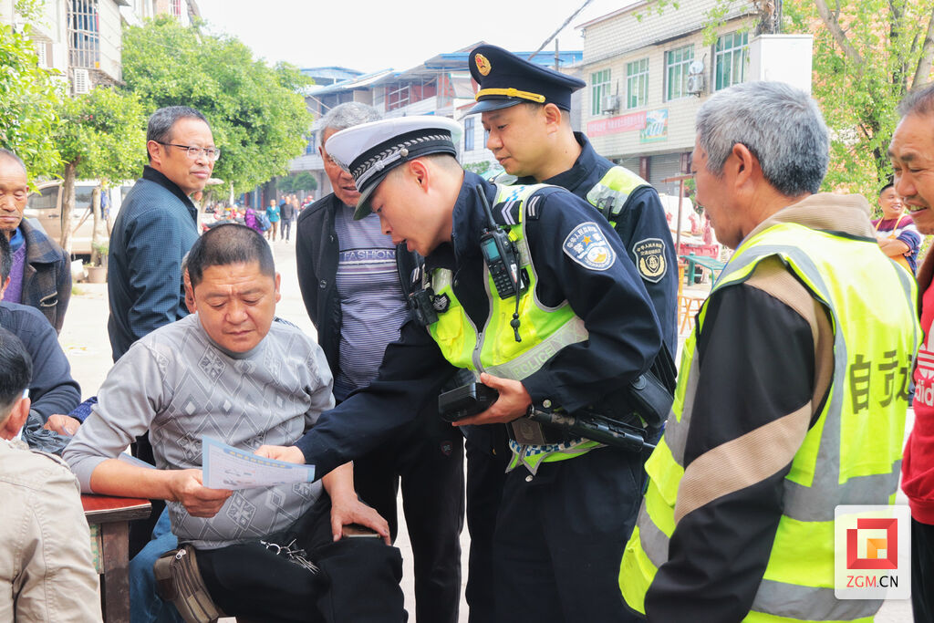 零容忍！荣县多家单位携手整治农村交通环境-1.jpg
