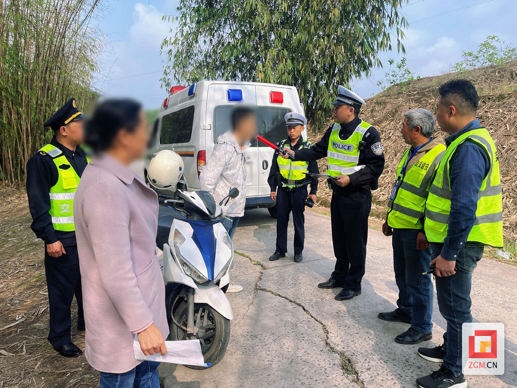 零容忍！荣县多家单位携手整治农村交通环境-3.jpg