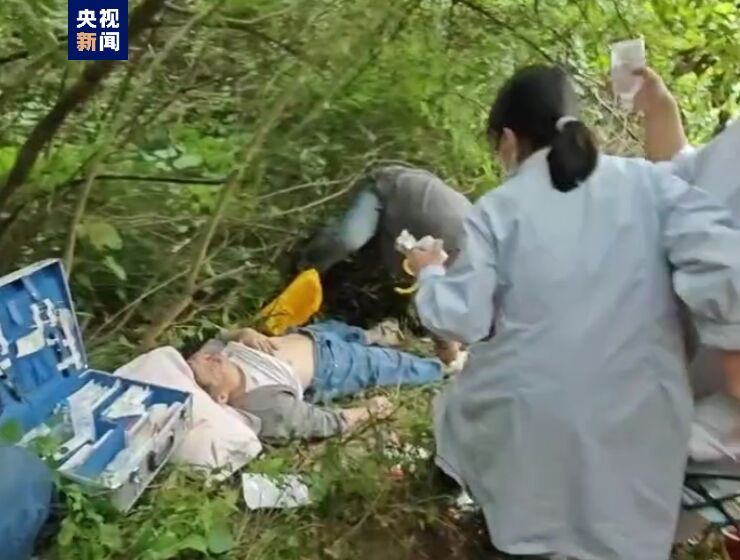 广西柳州市柳城县发生滚石伤人事件 致1死5伤-1.jpg