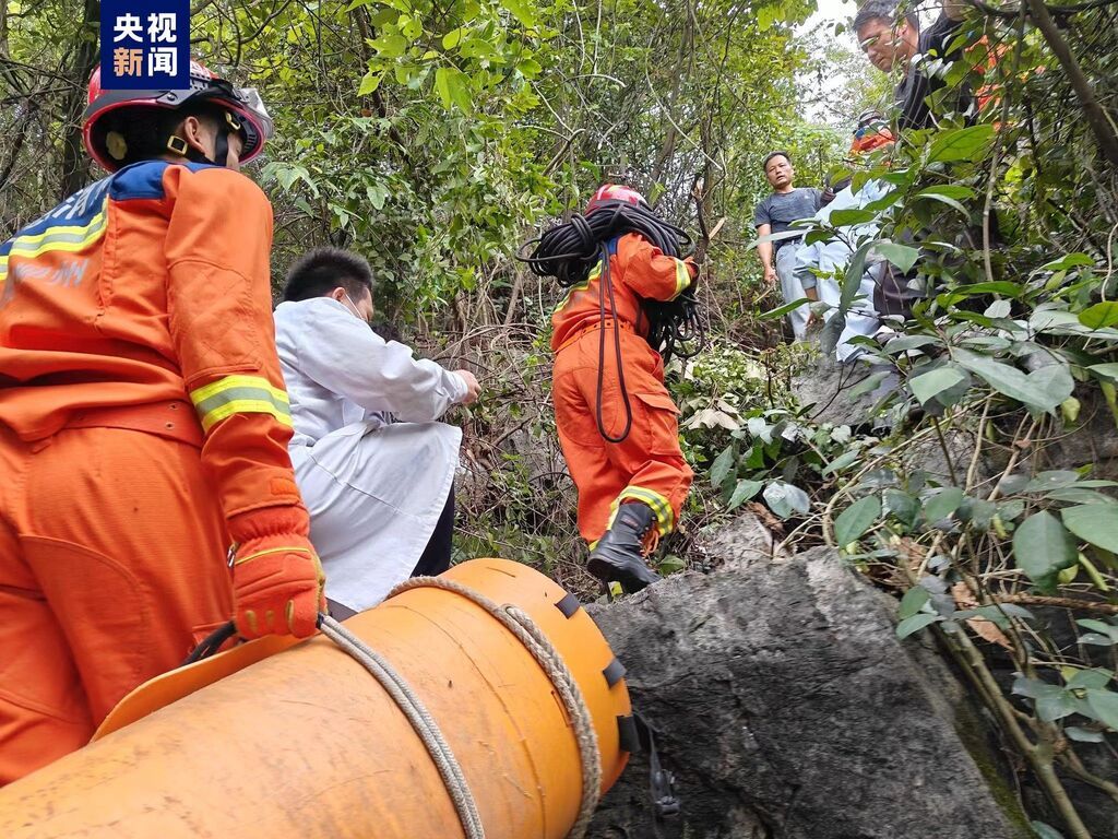 广西柳州市柳城县发生滚石伤人事件 致1死5伤-2.jpg