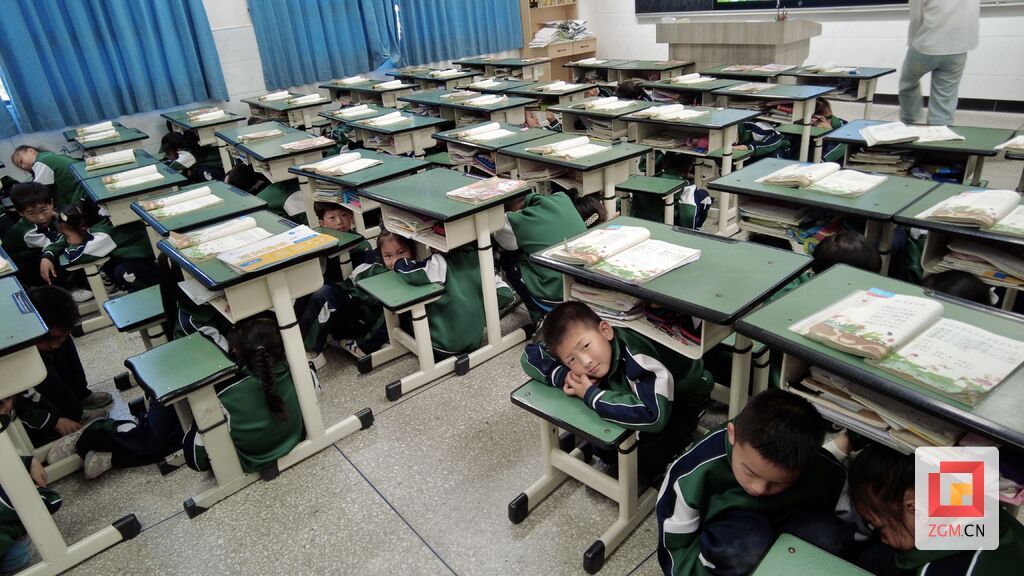 “反恐模拟演练”在荣县梧桐树小学校开展-2.jpg