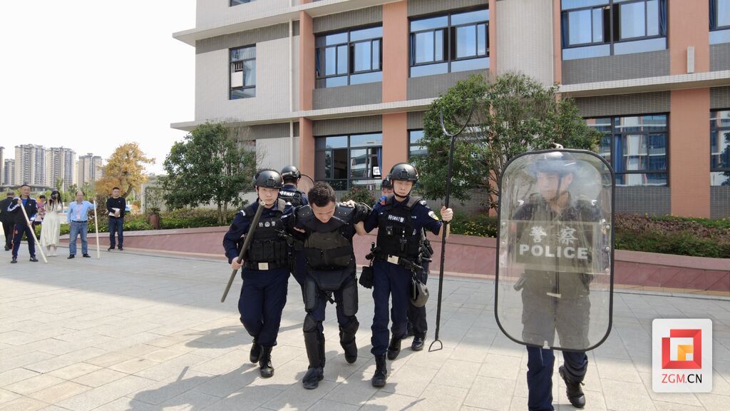 “反恐模拟演练”在荣县梧桐树小学校开展-3.jpg