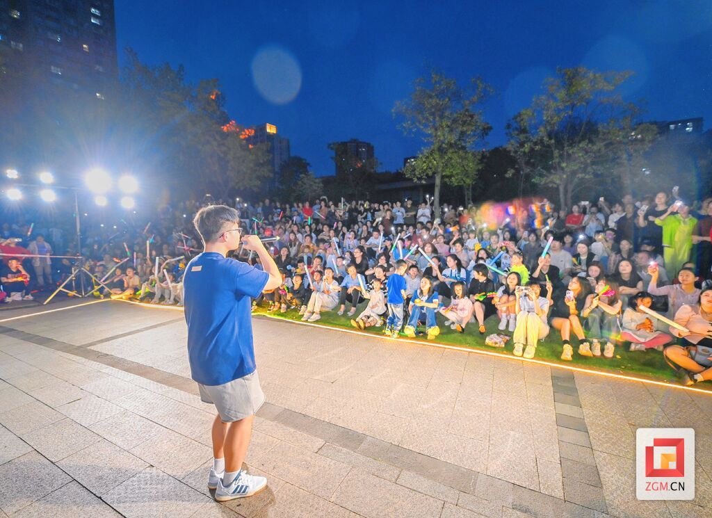 【与自贡共成长】“青春自贡·不燃怎young”草地音乐活动“嗨翻”全场-3.jpg