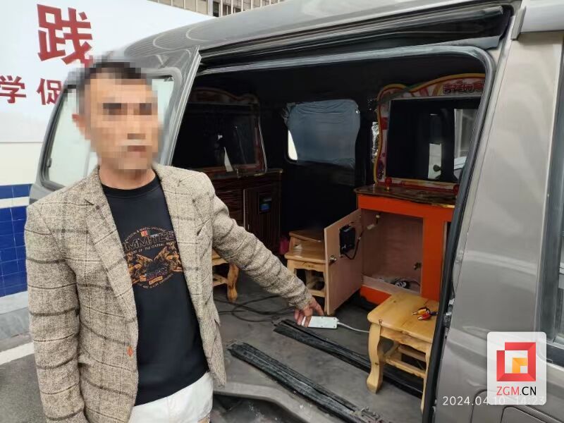 荣县警方首次查获“车载移动赌场”-1.jpg