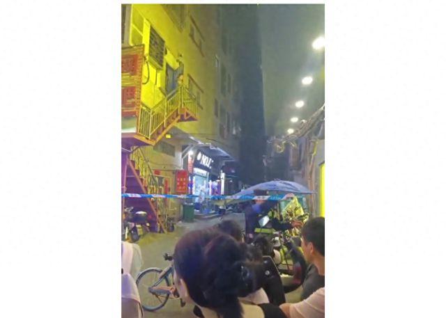突发！东莞一棋牌室老板娘街头被刺多刀-1.jpg