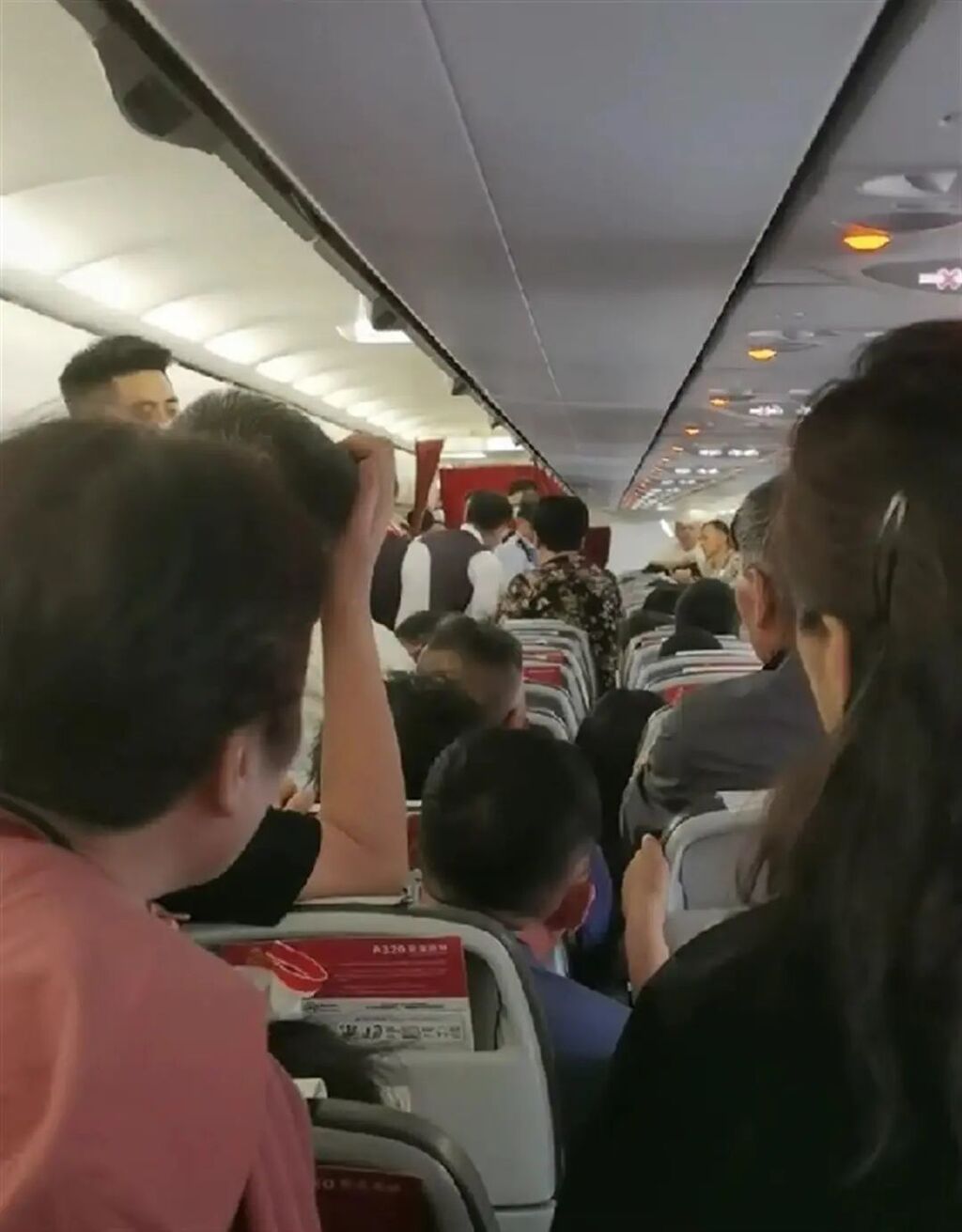 女子躺座椅致航班延误2小时，航空公司回应-1.jpg
