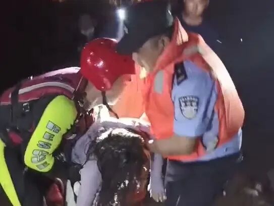 深夜女子跳河 沿滩警方消防合力救援-1.jpg