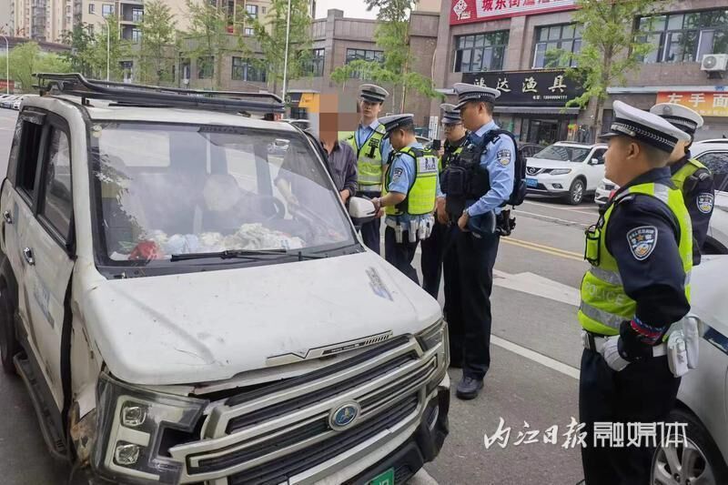 依法暂扣11辆，内江公安交警专项整治违法“老年代步车”-1.jpg