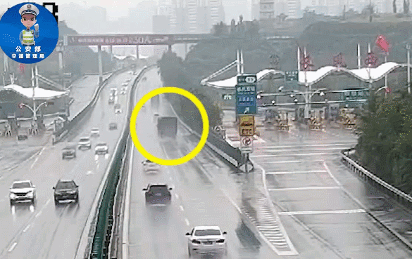 “点刹+双闪……”高速突遇险情这些操作能救命-4.gif