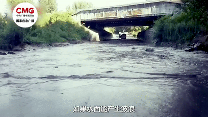 “点刹+双闪……”高速突遇险情这些操作能救命-6.gif