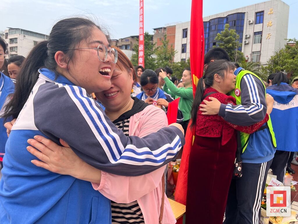 荣县中学举行2021级感恩责任主题教育活动暨成人仪式-3.jpg
