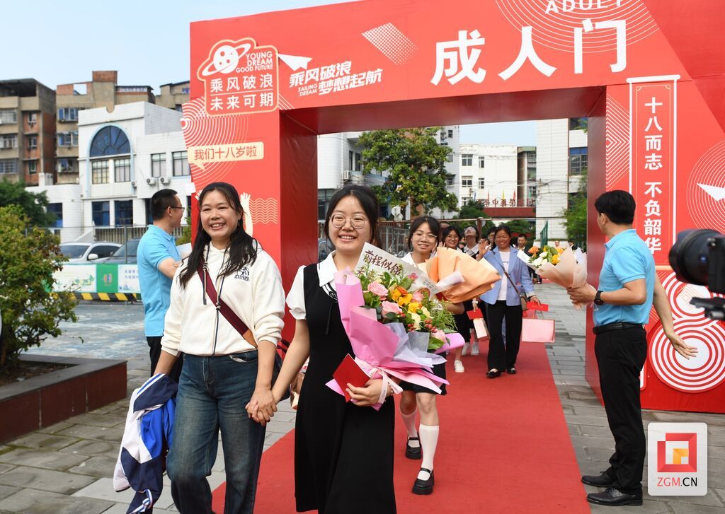 荣县中学举行2021级感恩责任主题教育活动暨成人仪式-1.jpg