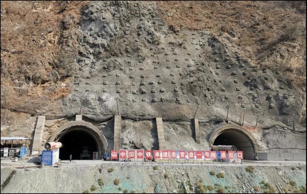 西昭高速老营盘隧道群3座隧道贯通-1.jpg
