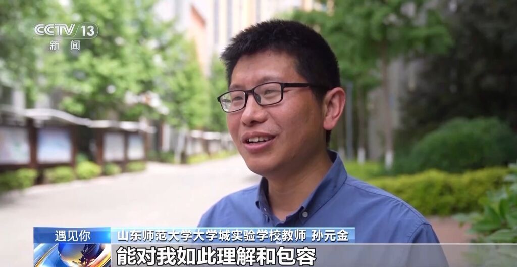 带着“失智母亲”去教书 他用行动为孩子们上“爱的教育”-9.jpg