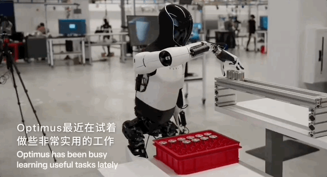 人形机器人已进厂“打工”！离走进生活还有多远？-1.gif