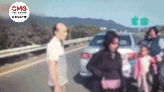 “赶紧靠边！”高速公路车遇祸 牢记这九个字能救命-5.jpg