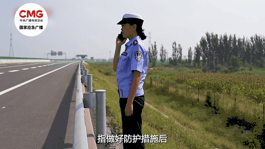 “赶紧靠边！”高速公路车遇祸 牢记这九个字能救命-7.jpg