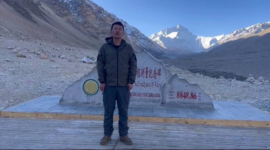 男子开挖掘机经318国道一路“修修补补”到拉萨，称“不管别人如何看待”-5.jpg