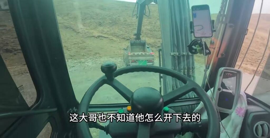 男子开挖掘机经318国道一路“修修补补”到拉萨，称“不管别人如何看待”-2.jpg