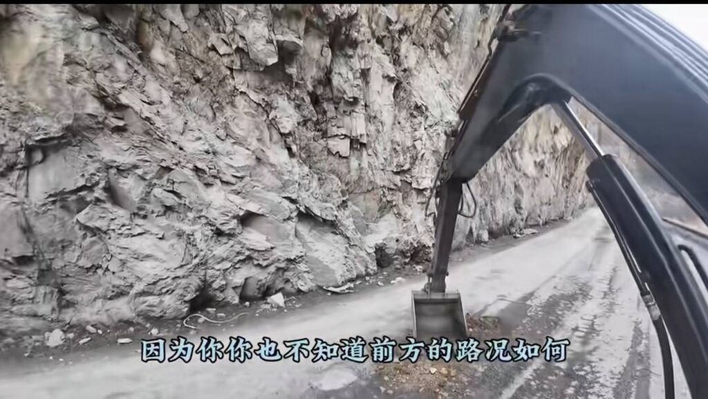 男子开挖掘机经318国道一路“修修补补”到拉萨，称“不管别人如何看待”-3.jpg