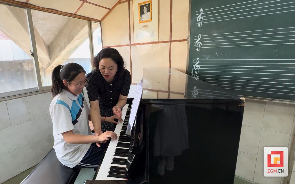 自贡市第六中学：蓝花楹盛开 美育之花绽放-6.jpg