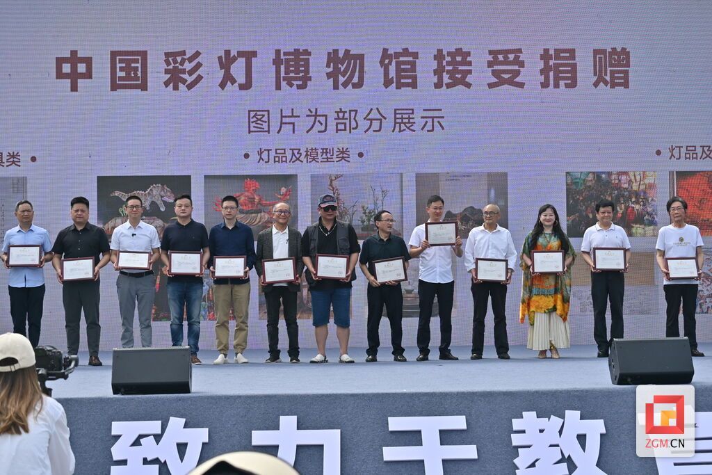 “孔雀”飞进博物馆 自贡文旅投向中国彩灯博物馆捐赠彩灯《雀之灵》-1.jpg