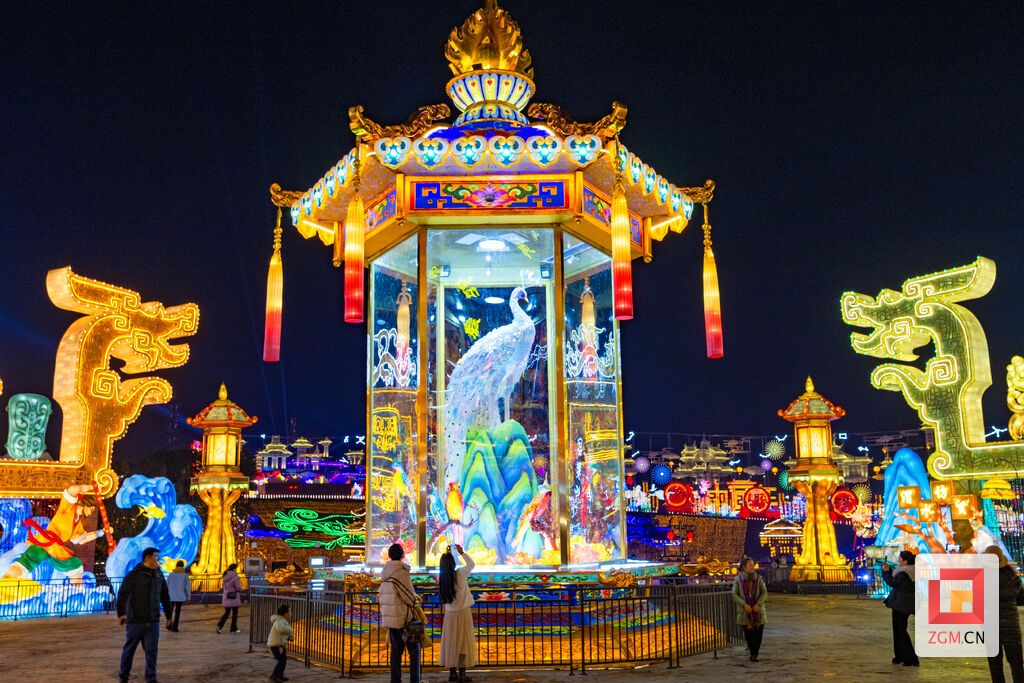“孔雀”飞进博物馆 自贡文旅投向中国彩灯博物馆捐赠彩灯《雀之灵》-2.jpg