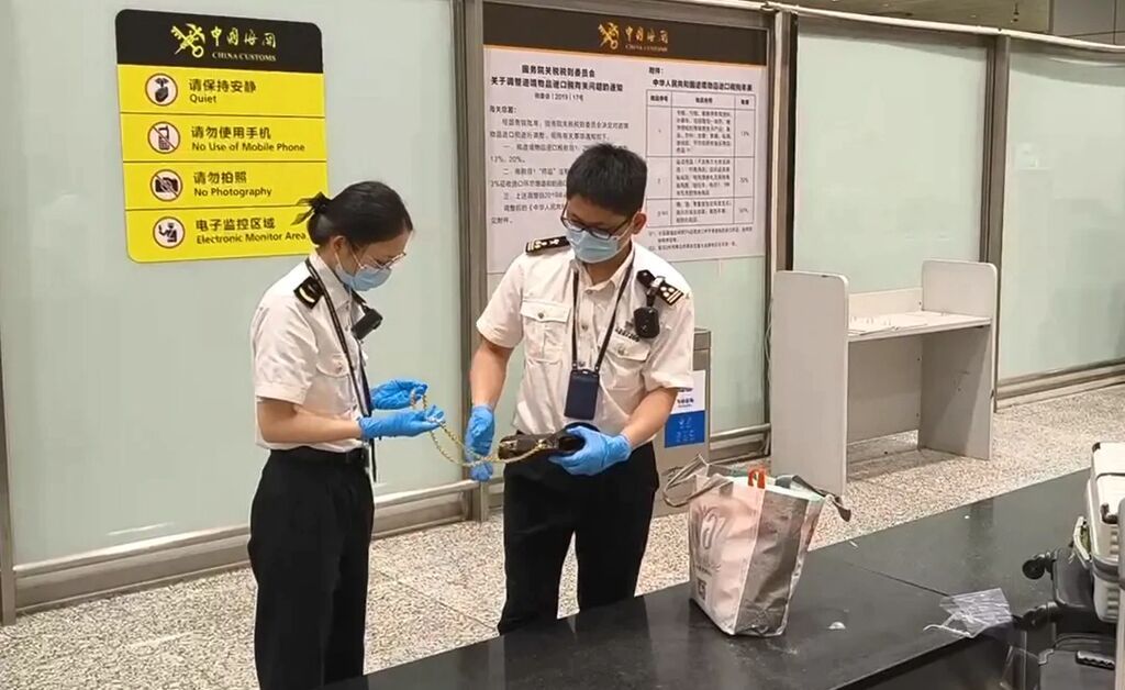 为带近800克黄金入境，他们给挎包换上了大金链子-1.jpg