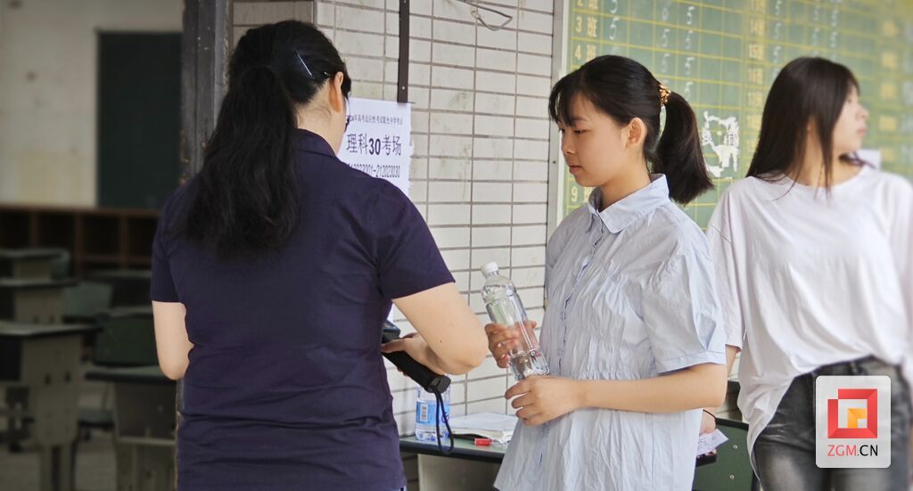 关注“两考”丨全流程模拟高考 自流井区近2500名考生参加体验-4.jpg
