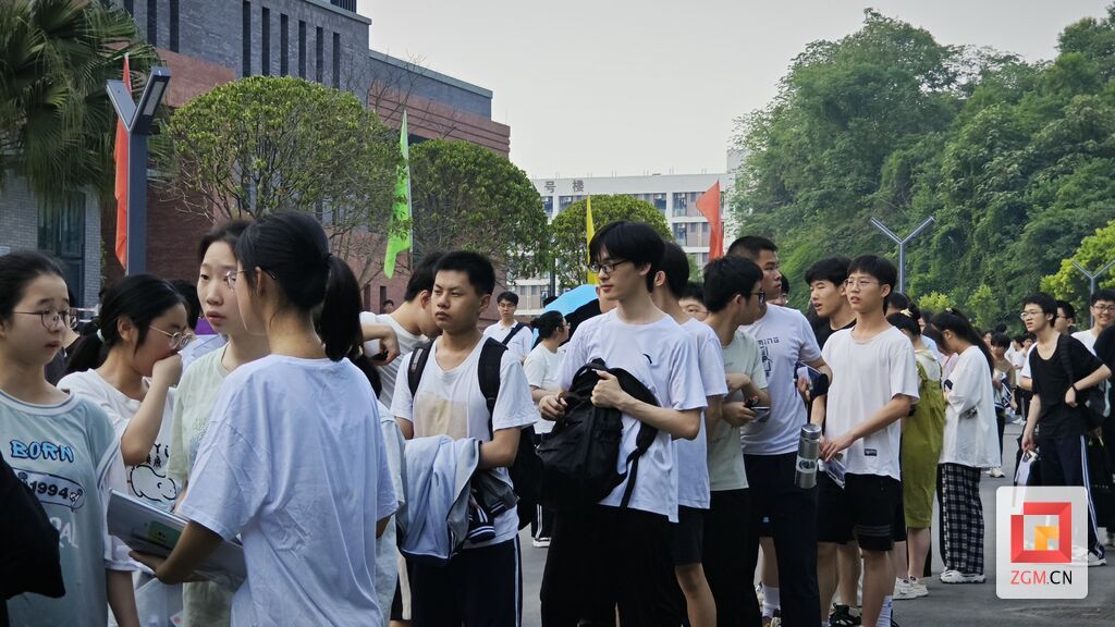 关注“两考”丨全流程模拟高考 自流井区近2500名考生参加体验-2.jpg