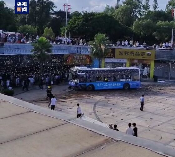 江西赣州章贡区一辆公交车冲下负一层露天平台-1.jpg
