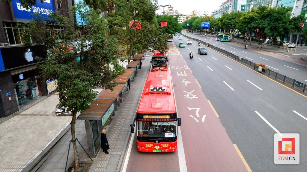 关注！@新能源车车主 6月1日起 自贡市区可全天候使用公交专用道-1.jpg