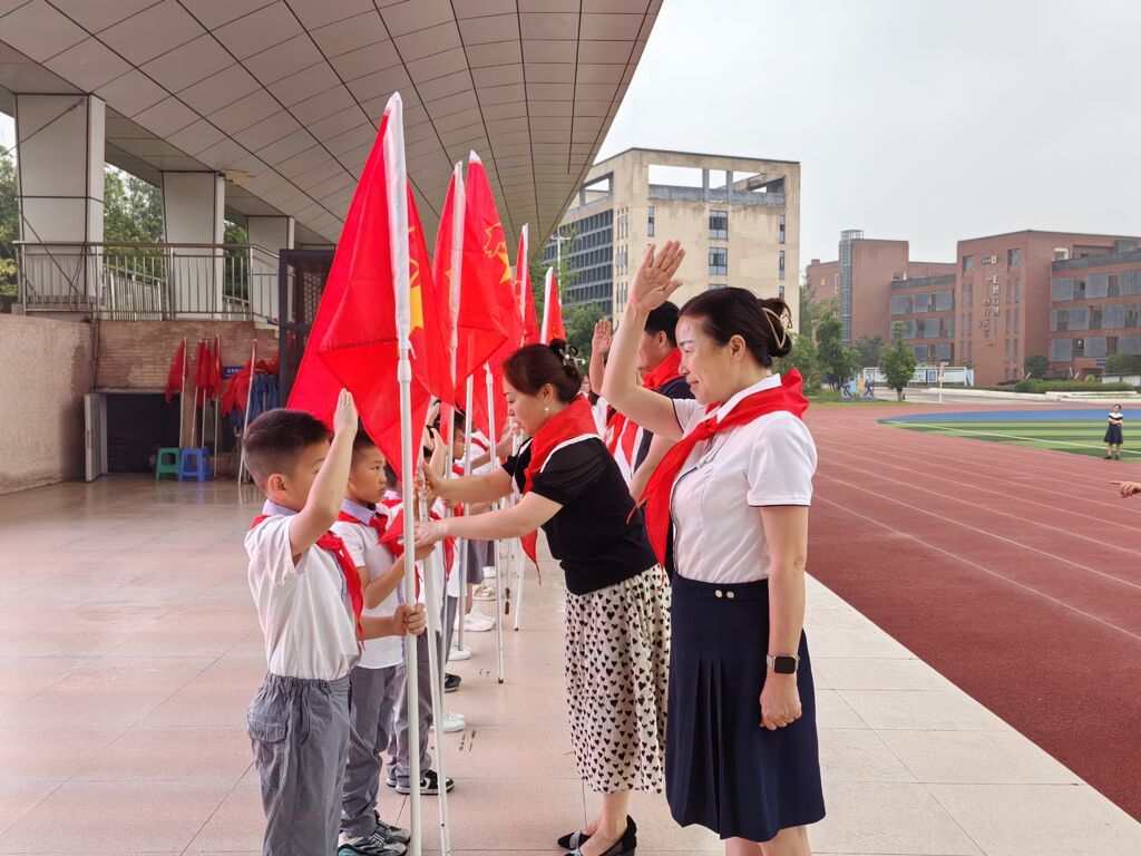 满怀豪情迎六一 他们今天光荣入队啦！-2.jpg