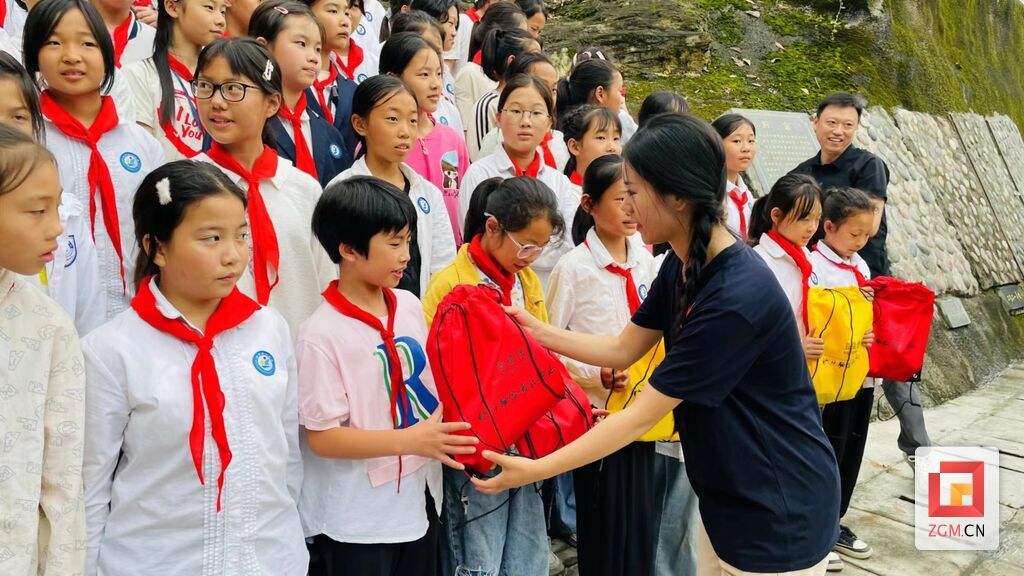 “致美四川·健康自贡·脸盆计划”项目走进学校 为1100余名学生送健康-2.jpg