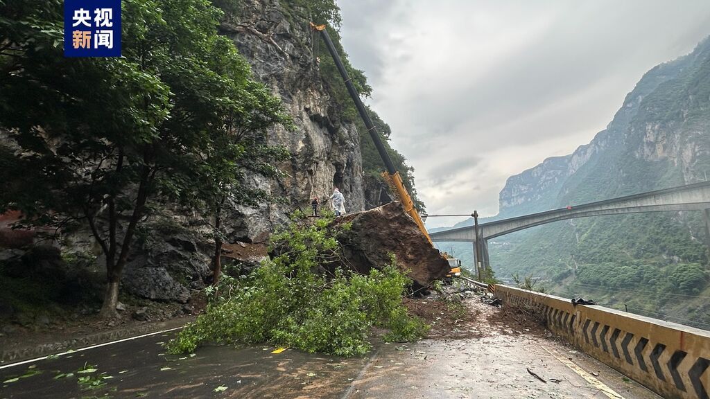 国道319重庆武隆段发生山体垮塌 道路中断-2.jpg