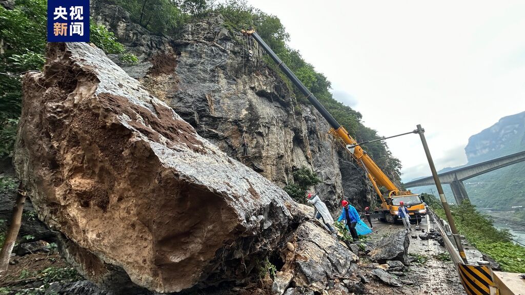 国道319重庆武隆段发生山体垮塌 道路中断-1.jpg