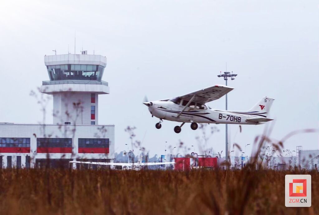 自贡航空产业园被授予“四川省航空应急救援自贡基地”-4.jpg