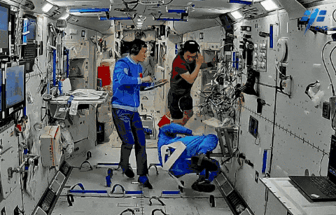 航天员在太空如何量体重？答：亿点点物理知识和科技手段-10.jpg
