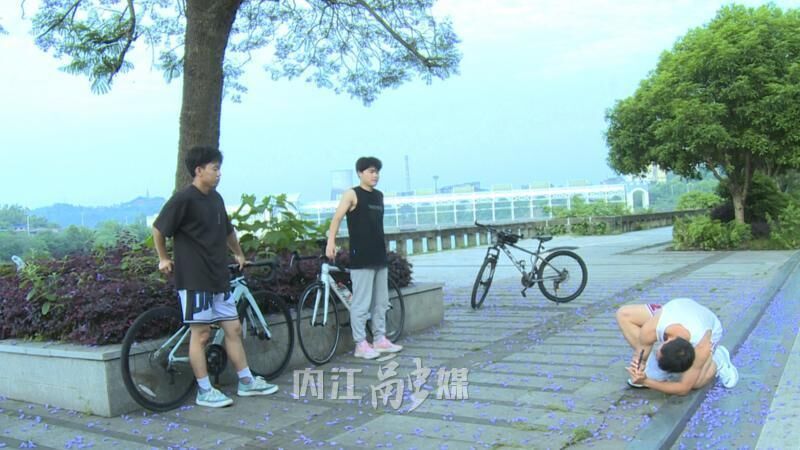 内江：蓝花楹盛放，吸引市民纷纷“打卡”-3.jpg